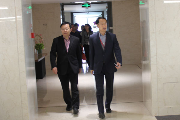 山東大學（威海）黨委書記仝興華一行來聯(lián)橋集團參觀考察