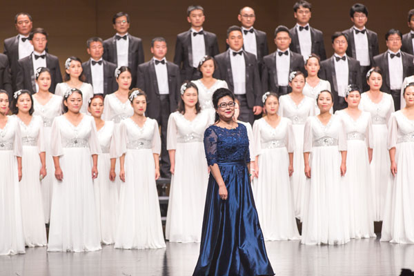 聯橋藍色暢想合唱團在威海市紀念中國工農紅軍長征勝利80周年合唱音樂會傾情演唱(圖3)