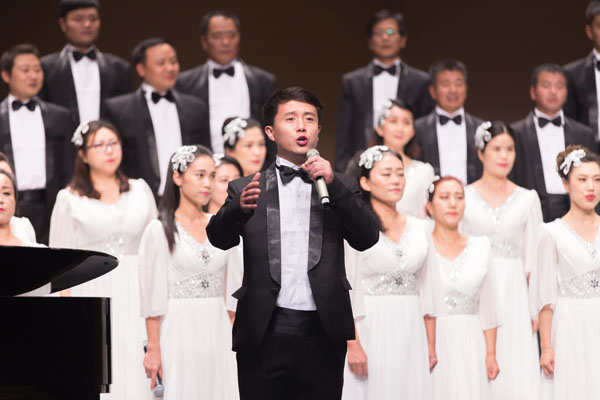 聯橋藍色暢想合唱團在威海市紀念中國工農紅軍長征勝利80周年合唱音樂會傾情演唱(圖5)