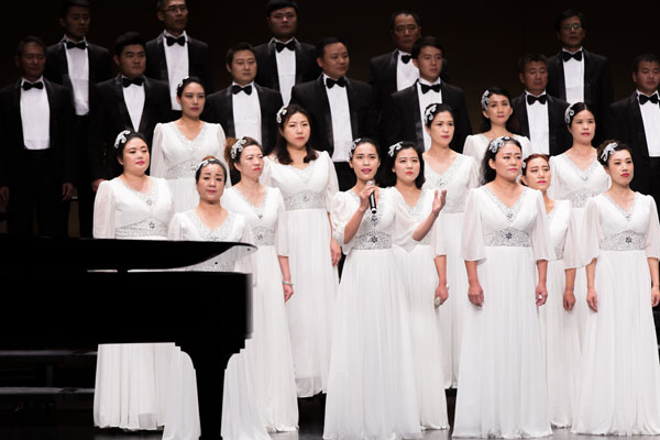 聯橋藍色暢想合唱團在威海市紀念中國工農紅軍長征勝利80周年合唱音樂會傾情演唱(圖6)