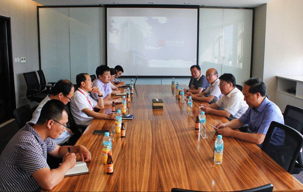 山東省經(jīng)信委領(lǐng)導(dǎo)來(lái)聯(lián)橋集團(tuán)參觀調(diào)研