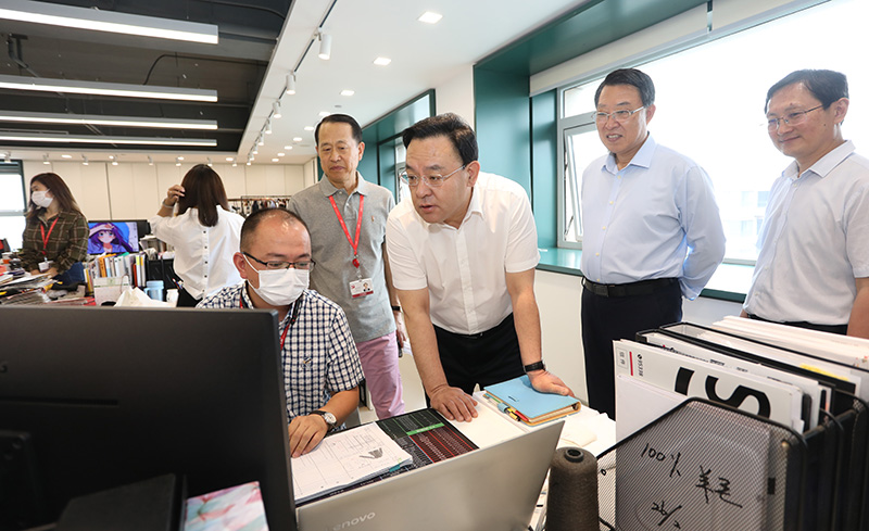 威海市委副書記、代市長閆劍波到聯(lián)橋集團(tuán)調(diào)研