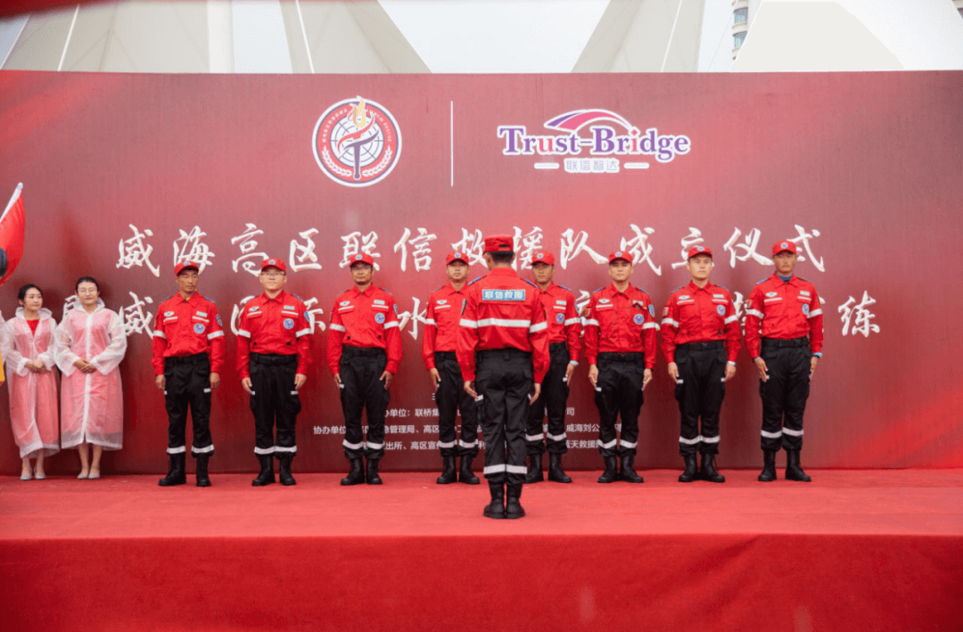 威海高區(qū)聯(lián)信救援隊(duì)成立儀式暨威海國(guó)際海水浴場(chǎng)應(yīng)急救援演練成功舉行(圖4) 威海高區(qū)聯(lián)信救援隊(duì)成立儀式暨威海國(guó)際海水浴場(chǎng)應(yīng)急救援演練成功舉行(圖4)