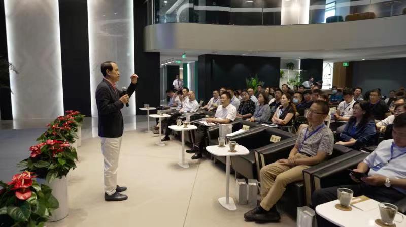 聯(lián)橋集團(tuán)黨委書記、董事長(zhǎng)慕镕鍵在威海市“青藍(lán)接力”名家論壇開講(圖2)