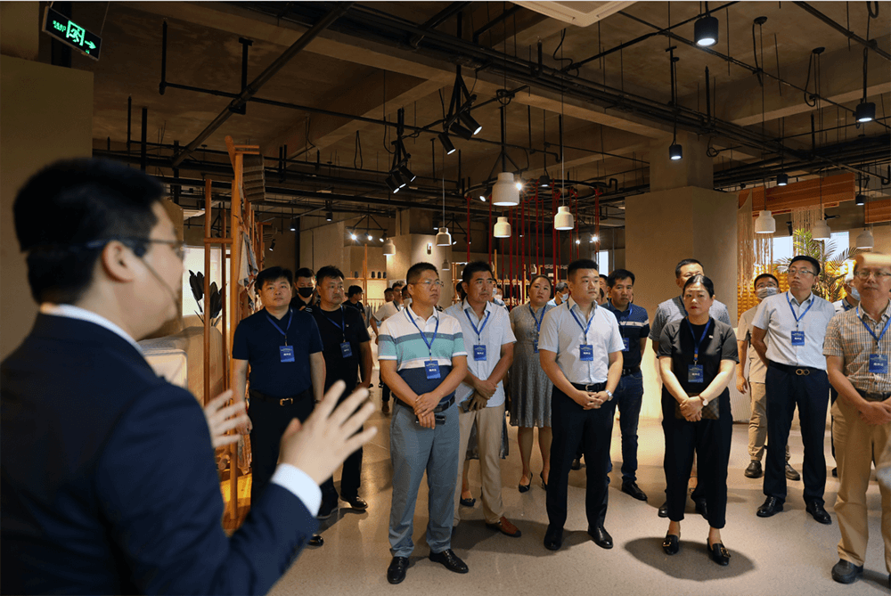 聯(lián)橋集團(tuán)黨委書記、董事長(zhǎng)慕镕鍵在威海市“青藍(lán)接力”名家論壇開講(圖2)